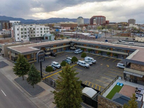 Traveler's Uptown Motel - image 3