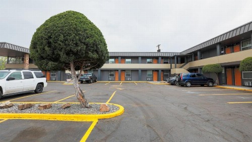 Traveler's Uptown Motel - image 6