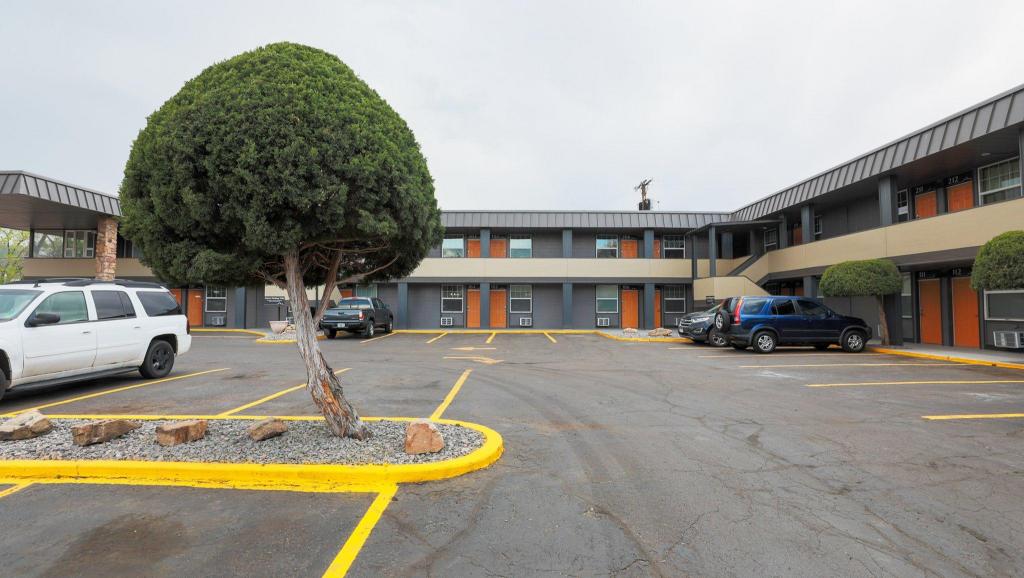Traveler's Uptown Motel - image 6