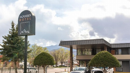 Traveler's Uptown Motel - image 7
