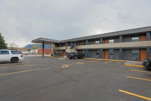 Traveler's Uptown Motel - image 9