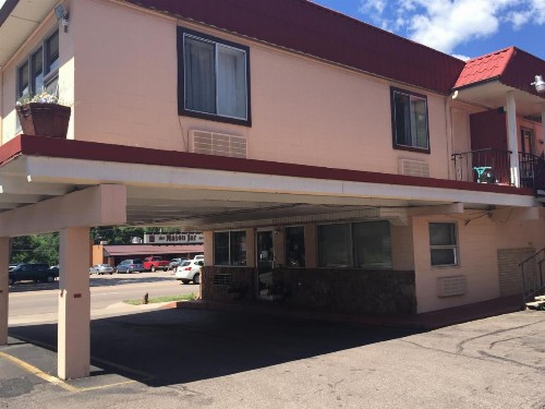 Garden of the Gods Motel - image 3