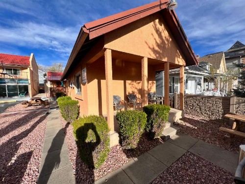 Garden of the Gods Motel - image 4