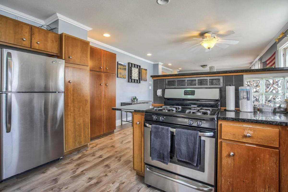 3BR Minutes to DT Quiet Neighborhood Dog Friendly - image 6
