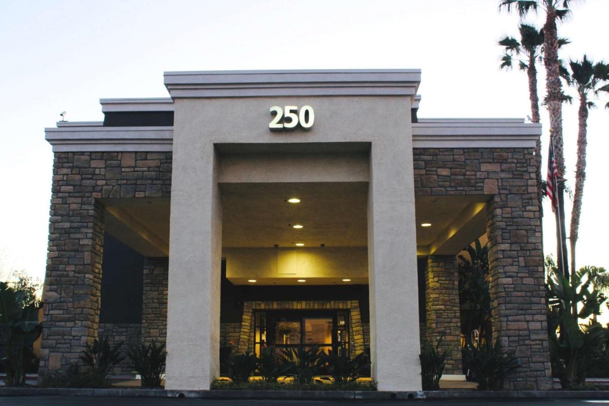 Best Western Plus Arrowhead Hotel - image 7