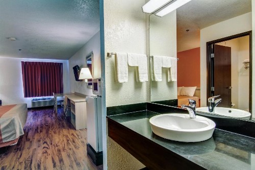 Motel 6-Columbia MO - East - image 2