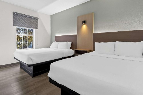 HomeTowne Studios & Suites by Red Roof Columbia - image 2