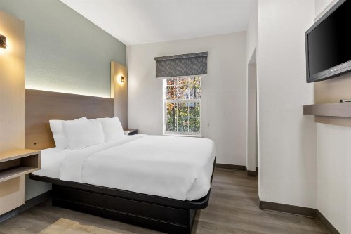 HomeTowne Studios & Suites by Red Roof Columbia - image 22