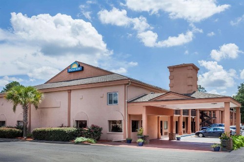 Days Inn by Wyndham Columbia - image 1