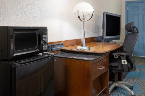 Days Inn by Wyndham Columbia - image 10
