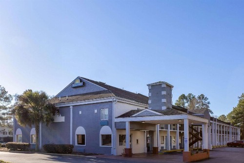Days Inn by Wyndham Columbia - image 11