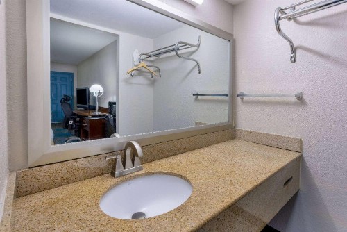 Days Inn by Wyndham Columbia - image 15