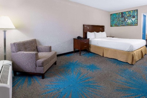 Days Inn by Wyndham Columbia - image 19