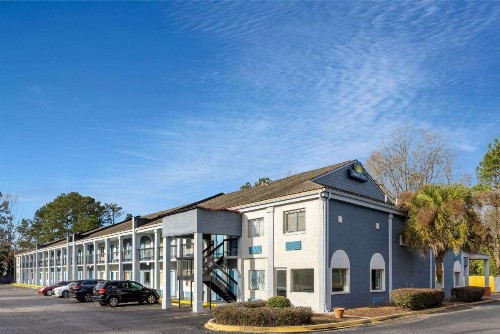 Days Inn by Wyndham Columbia - image 2