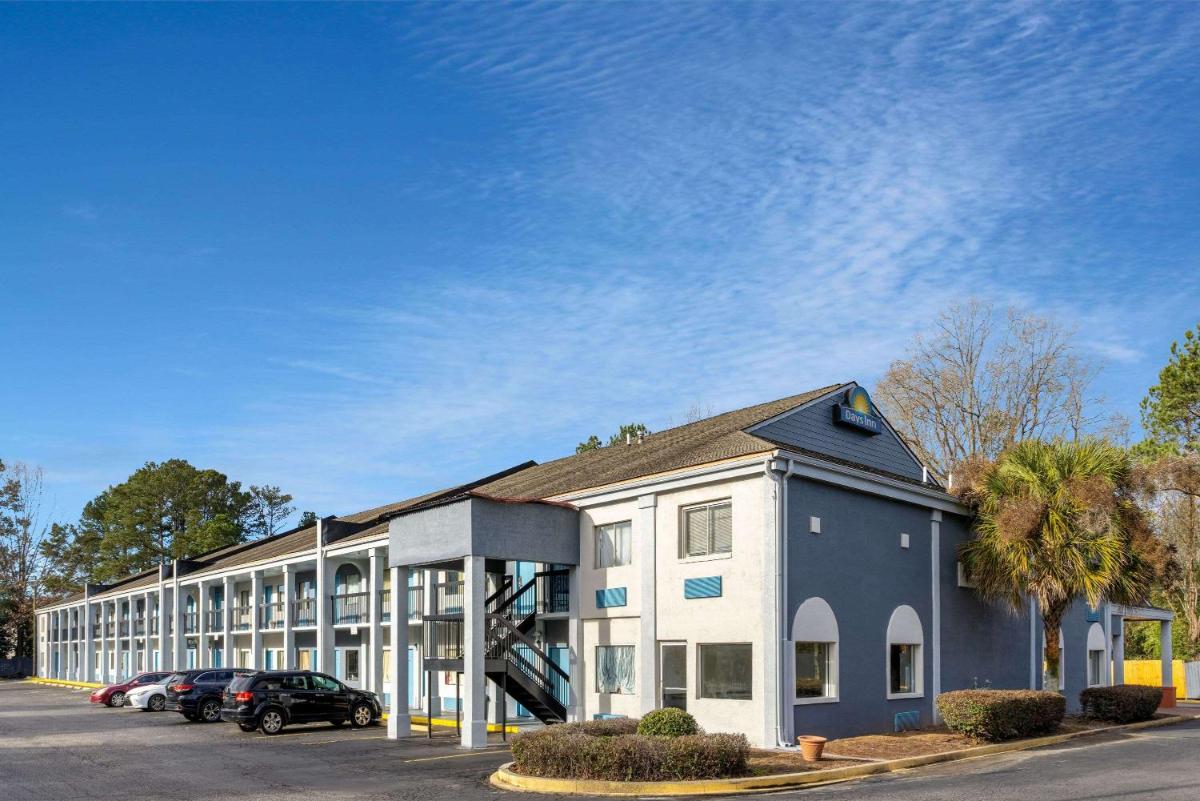 Days Inn by Wyndham Columbia - image 2