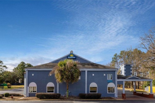 Days Inn by Wyndham Columbia - image 23