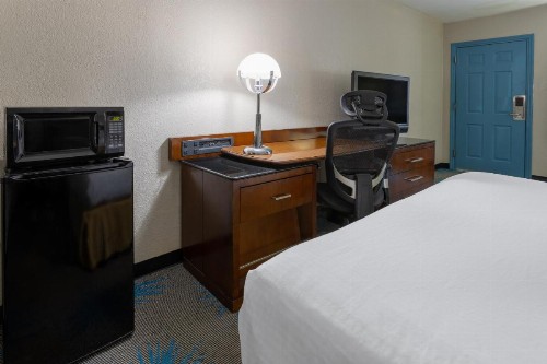 Days Inn by Wyndham Columbia - image 3