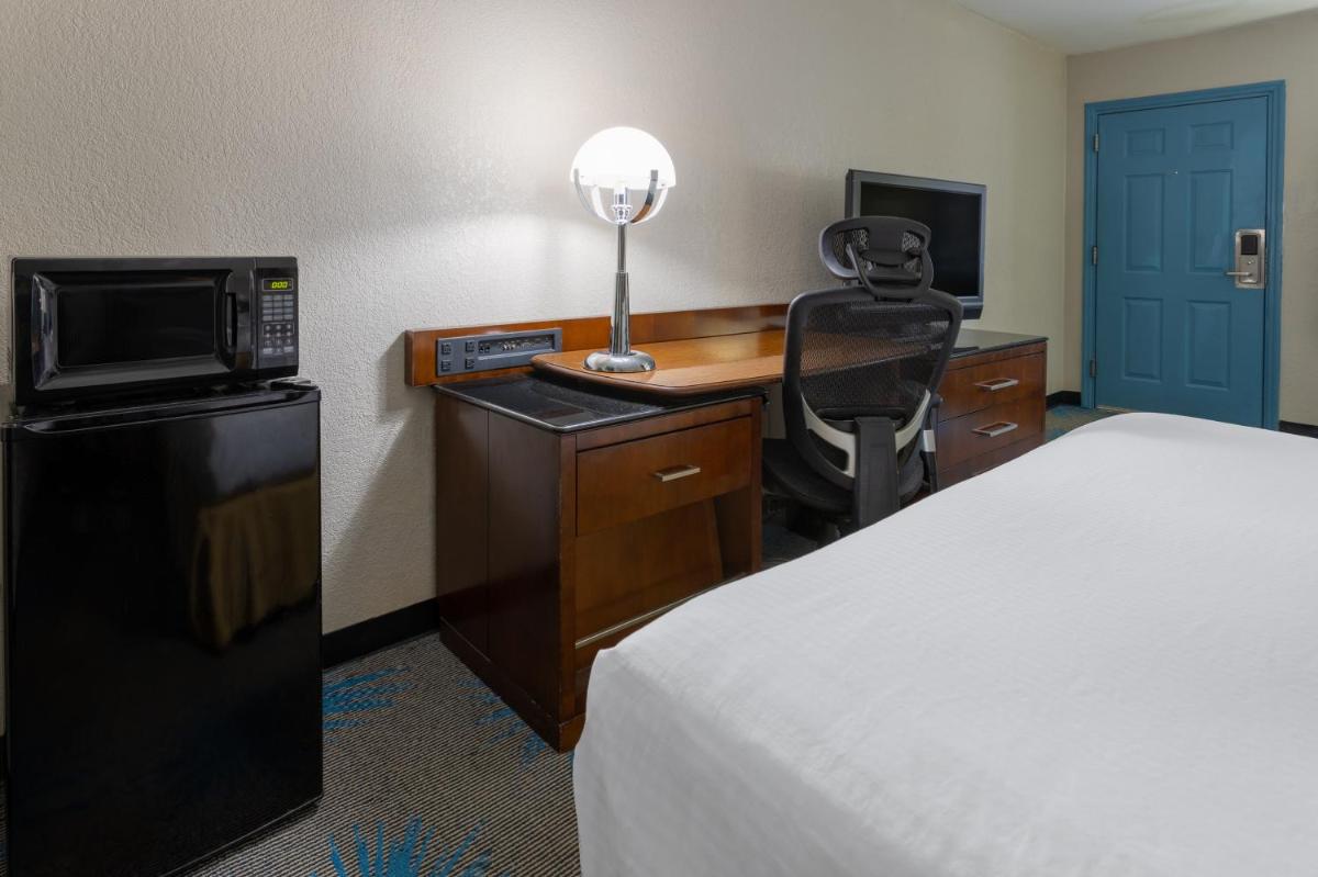 Days Inn by Wyndham Columbia - image 3