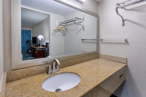 Days Inn by Wyndham Columbia - image 34