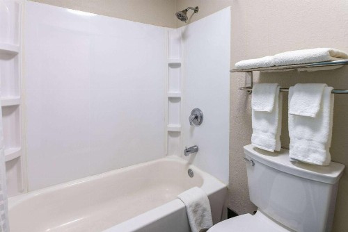 Days Inn by Wyndham Columbia - image 49