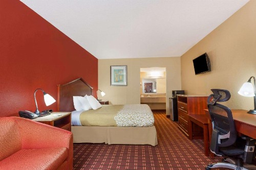 Days Inn by Wyndham Columbia - image 5