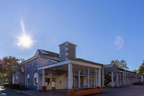 Days Inn by Wyndham Columbia - image 7