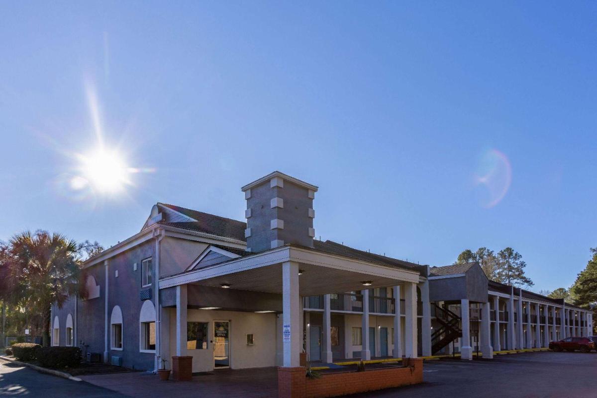 Days Inn by Wyndham Columbia - image 7