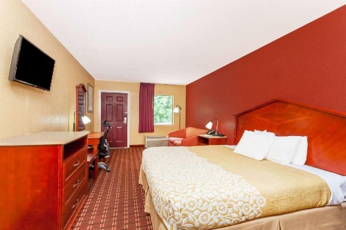 Days Inn by Wyndham Columbia - image 9