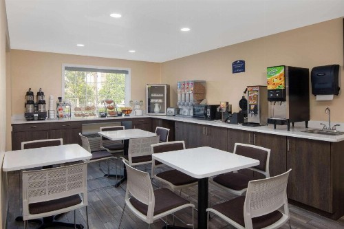 Microtel Inn by Wyndham Columbia Two Notch Road Area - image 25