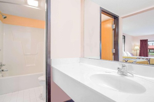 Super 8 by Wyndham Columbia - image 17
