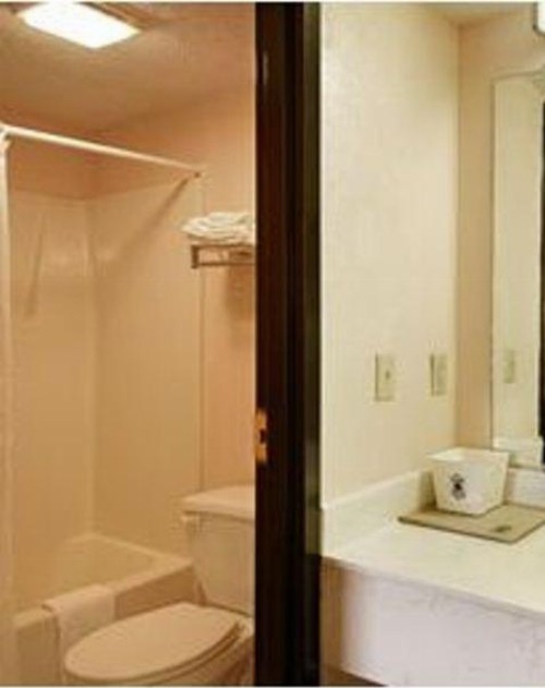 Super 8 by Wyndham Columbia - image 19
