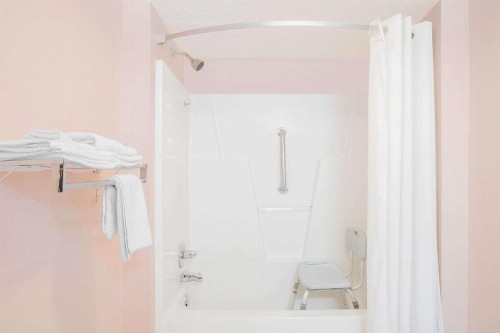 Super 8 by Wyndham Columbia - image 25