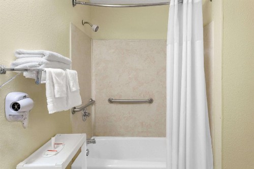 Days Inn by Wyndham Columbia NE Fort Jackson - image 16