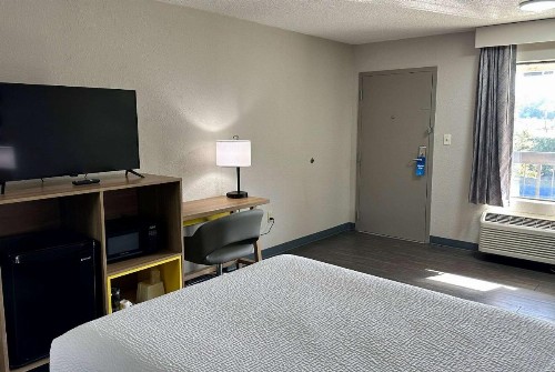 Days Inn by Wyndham Columbia NE Fort Jackson - image 19