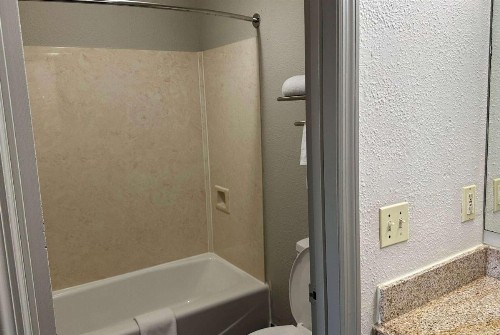 Days Inn by Wyndham Columbia NE Fort Jackson - image 4