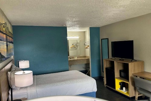Days Inn by Wyndham Columbia NE Fort Jackson - image 6