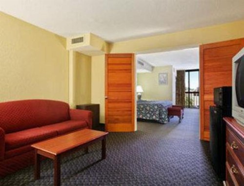 Days Inn & Suites by Wyndham SE Columbia Ft Jackson - image 9