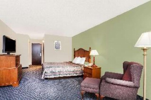 Days Inn & Suites by Wyndham SE Columbia Ft Jackson - image 2