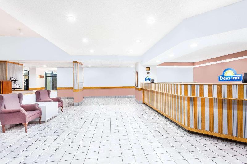Days Inn & Suites by Wyndham SE Columbia Ft Jackson - image 4