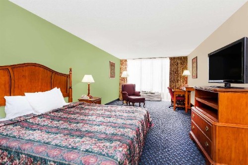 Days Inn & Suites by Wyndham SE Columbia Ft Jackson - image 5