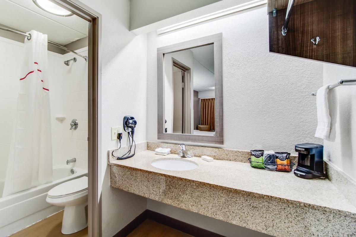 Red Roof Inn Columbia East - Fort Jackson - image 4
