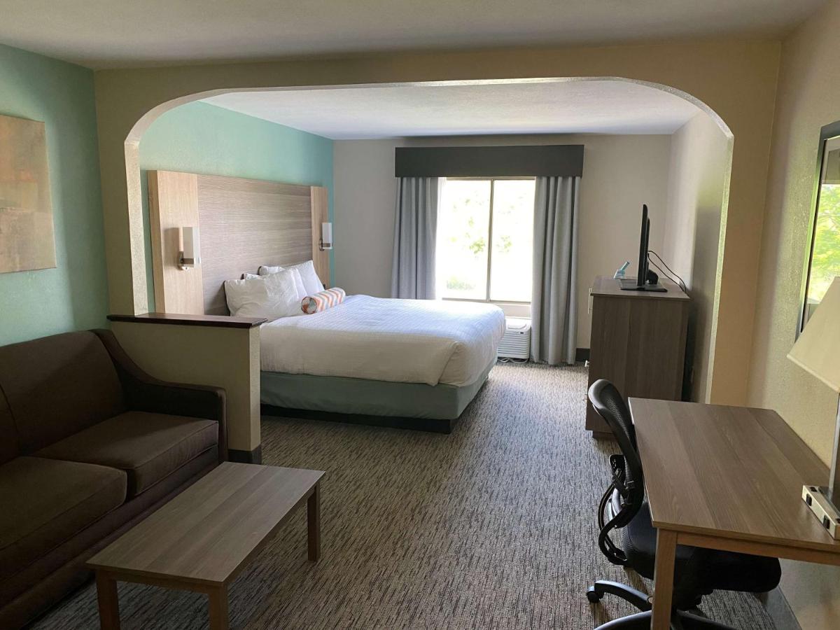 Best Western Executive Inn & Suites - image 2