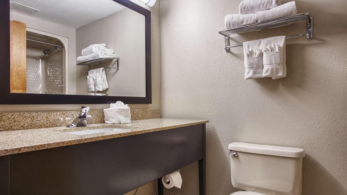 Best Western Executive Inn & Suites - image 3