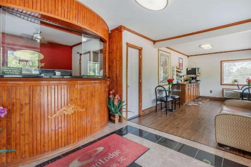 Econo Lodge Fort Jackson - image 10