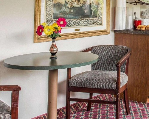Econo Lodge Fort Jackson - image 13