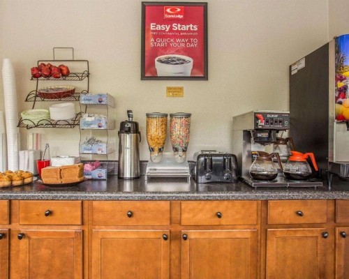 Econo Lodge Fort Jackson - image 14