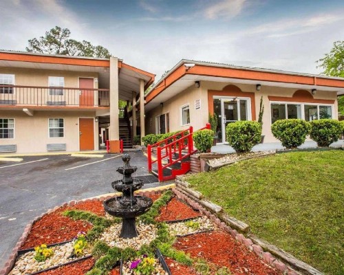 Econo Lodge Fort Jackson - image 15