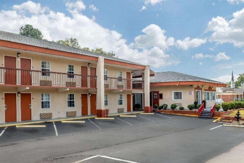 Econo Lodge Fort Jackson - image 3