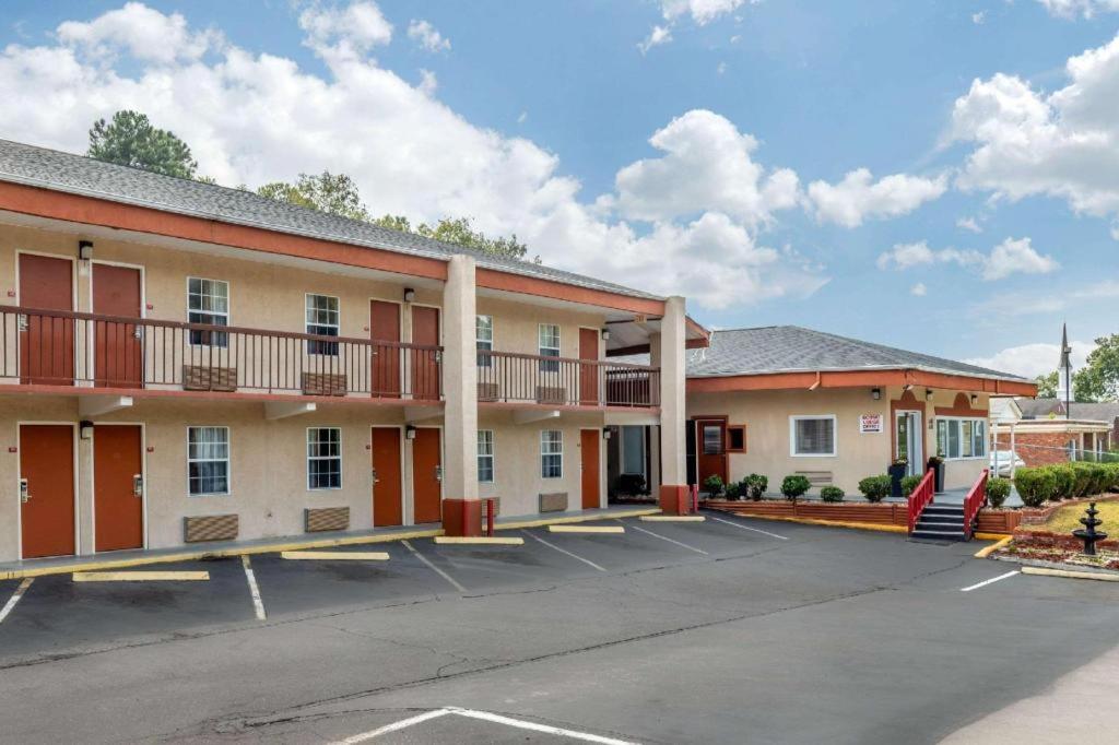 Econo Lodge Fort Jackson - image 3