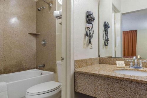 Econo Lodge Fort Jackson - image 21